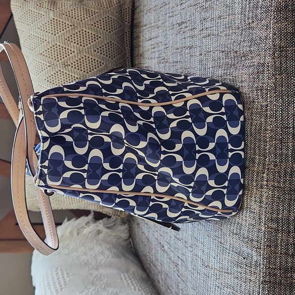 Coach - Picture 3 of 7